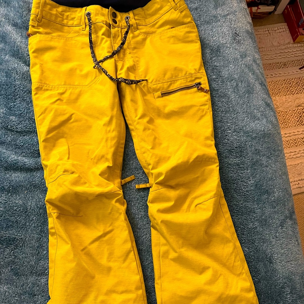 Women’s Roxy ski snowboarding pants.adorable color and details